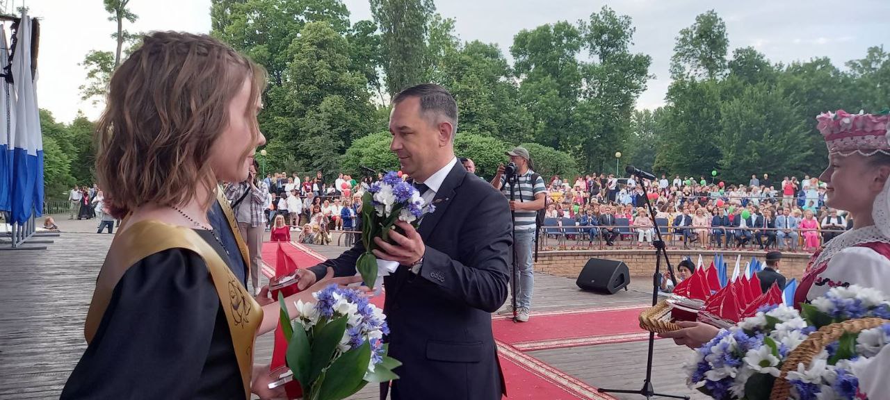 Праздник для выпускников «Алые паруса» прошел в Бресте