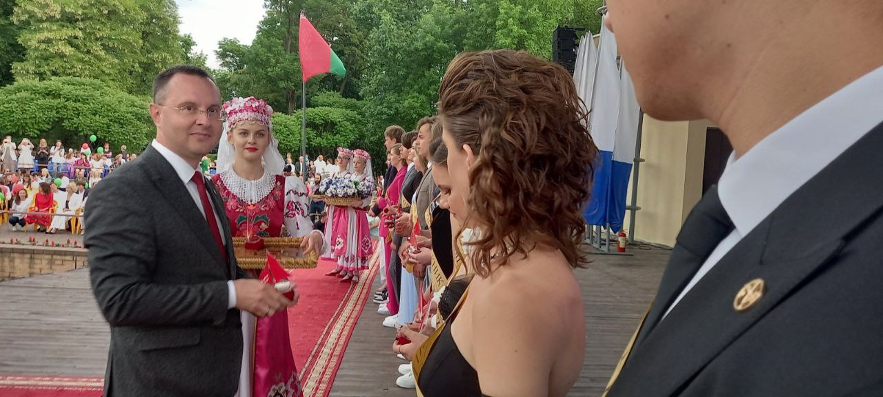 Праздник для выпускников «Алые паруса» прошел в Бресте