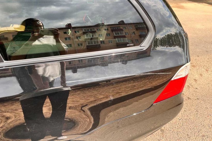 Белоруска: «На мой BMW упал строительный забор. Но страховка, похоже, не светит»
