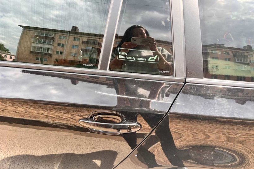 Белоруска: «На мой BMW упал строительный забор. Но страховка, похоже, не светит»