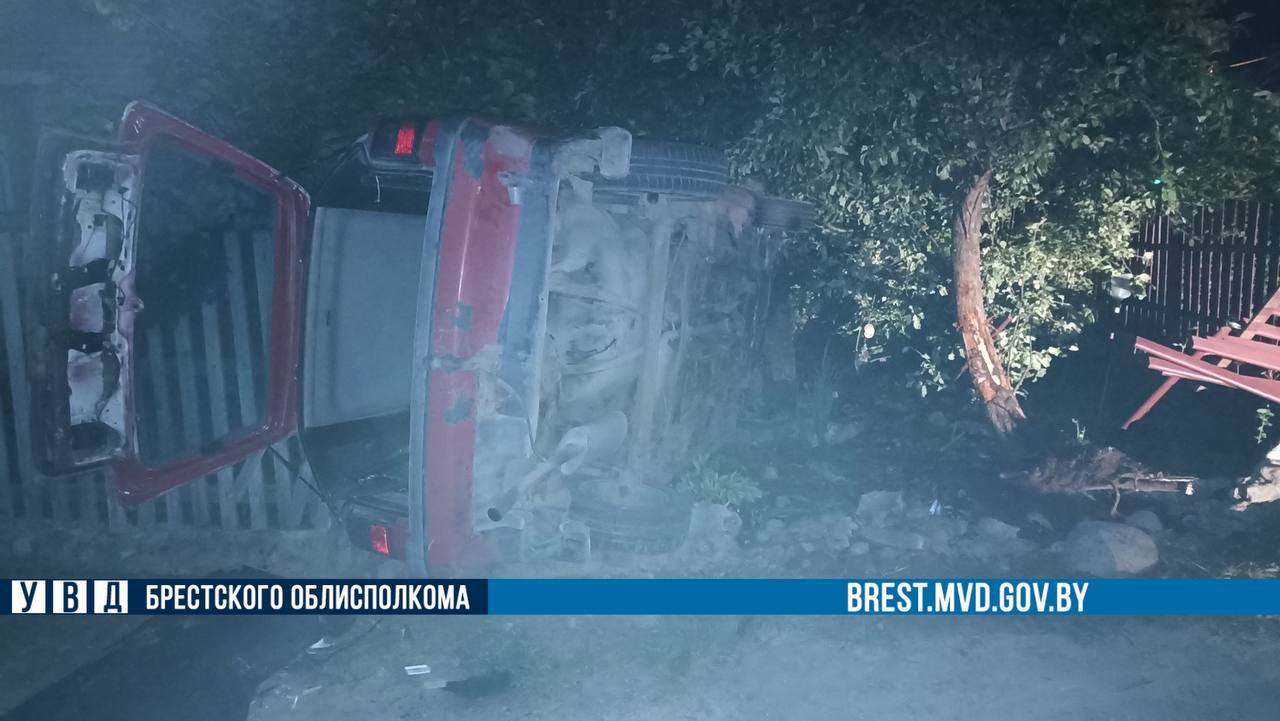 В Жабинке автомобиль снес забор и опрокинулся