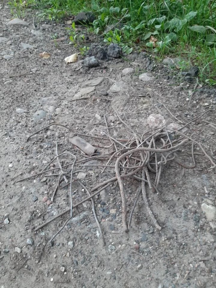 Дорогу усыпали щебнем с кусками арматуры. Автомобилисты не оценили ноу-хау