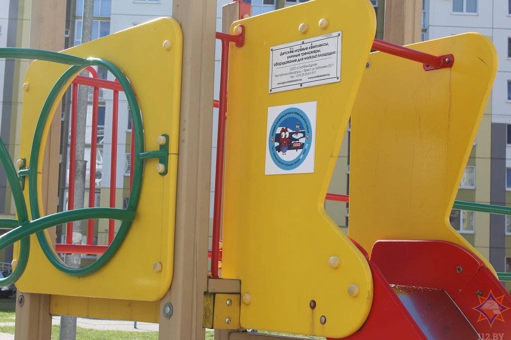 В Бресте появились имиджевые детские площадки в стиле МЧС