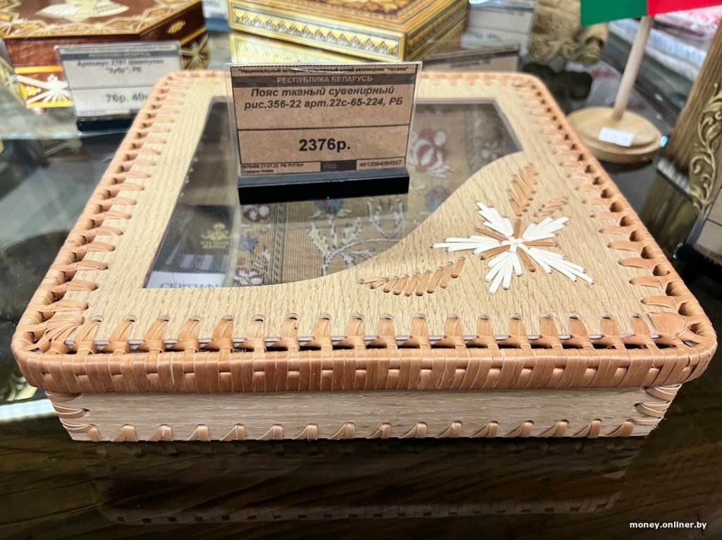 «Почему так дорого?» Мужчина удивляется цене на слуцкий пояс в сувенирном магазине