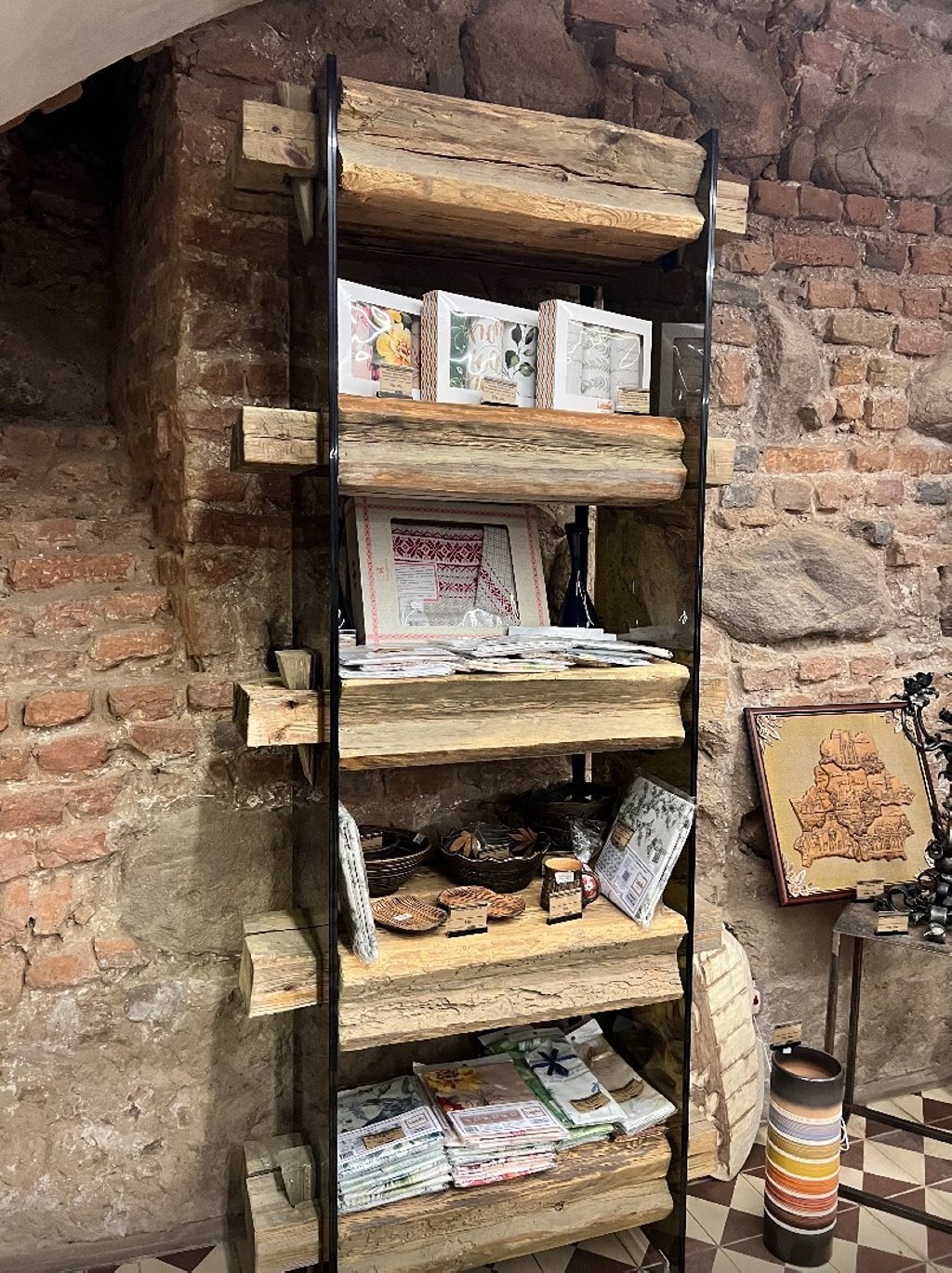 «Почему так дорого?» Мужчина удивляется цене на слуцкий пояс в сувенирном магазине