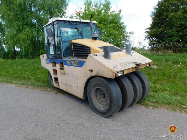 Компания подростков взяла дорожный каток, чтобы на нем прокатиться. На второй раз «спалились»