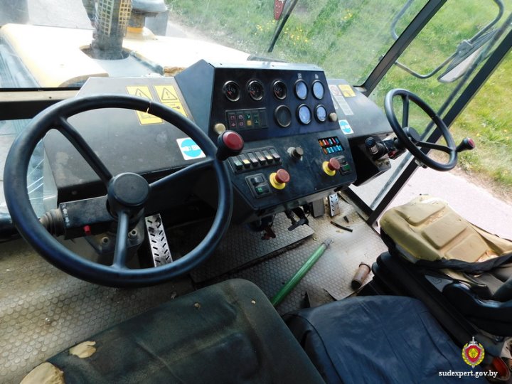 Компания подростков взяла дорожный каток, чтобы на нем прокатиться. На второй раз «спалились»