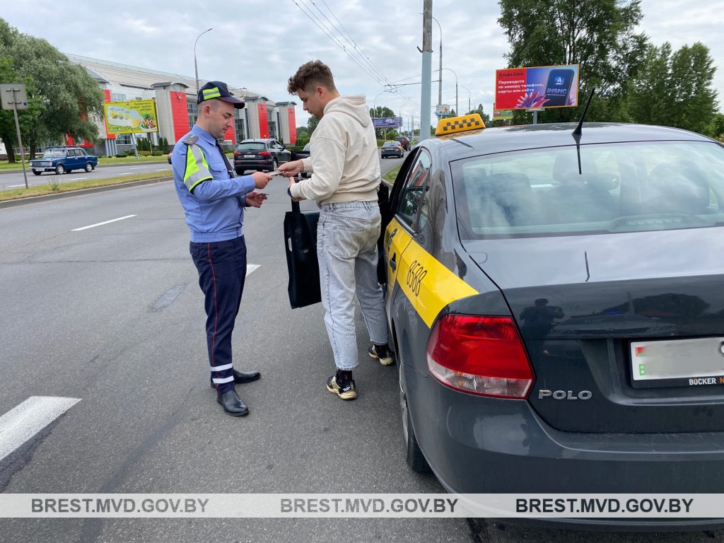 В Бресте сотрудники ГАИ останавливали маршрутки и такси. Что проверяли?
