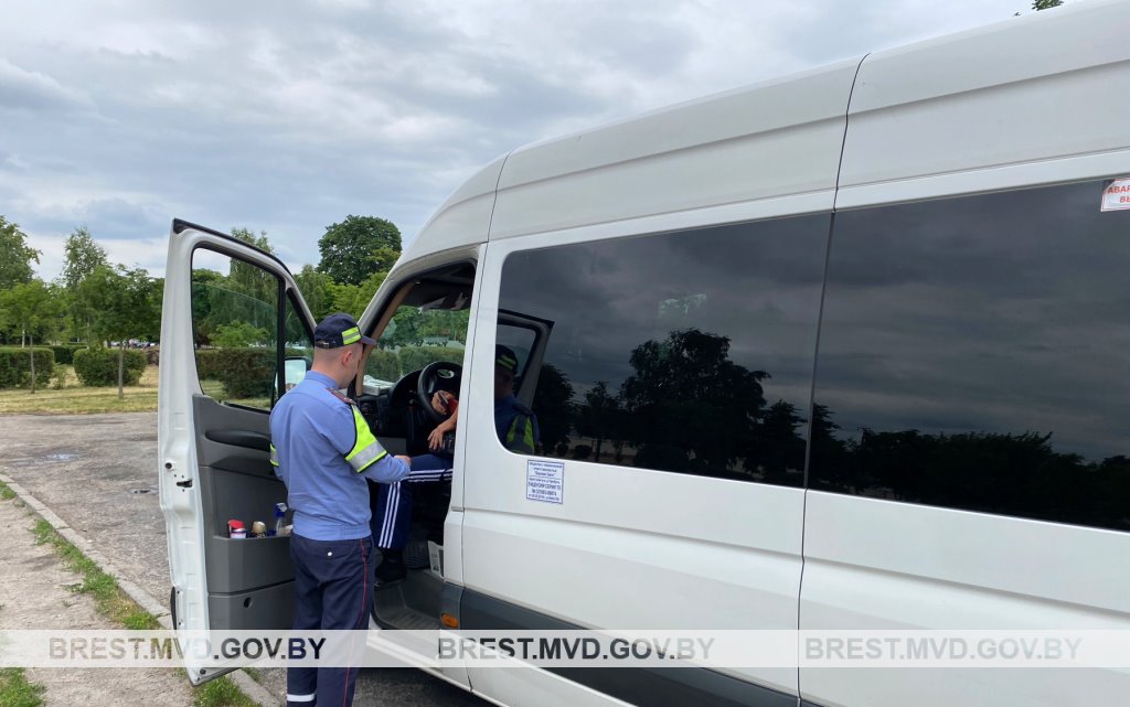 В Бресте сотрудники ГАИ останавливали маршрутки и такси. Что проверяли?