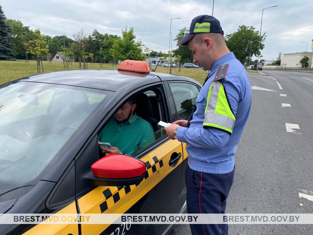 В Бресте сотрудники ГАИ останавливали маршрутки и такси. Что проверяли?