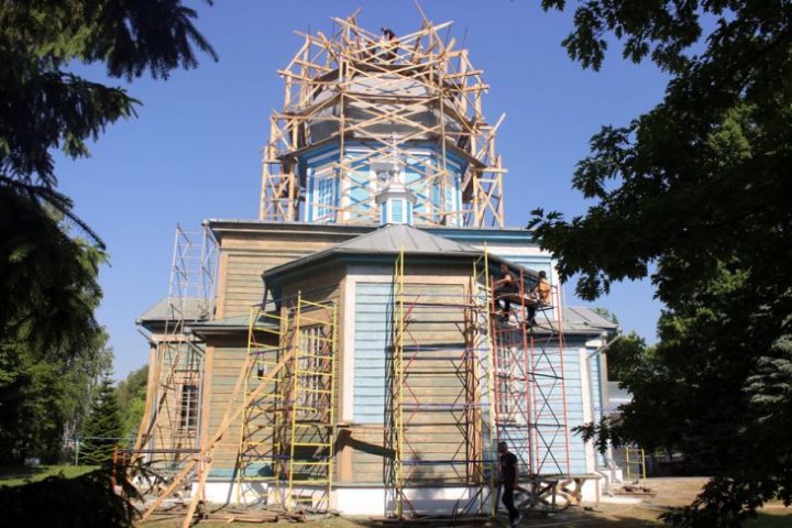 Батюшка с прихожанами в деревне Берёза под Кобрином пытаются восстановить уникальный храм, где есть два престольных праздника и памятники без останков