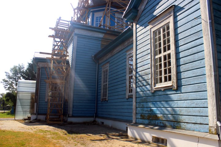 Батюшка с прихожанами в деревне Берёза под Кобрином пытаются восстановить уникальный храм, где есть два престольных праздника и памятники без останков