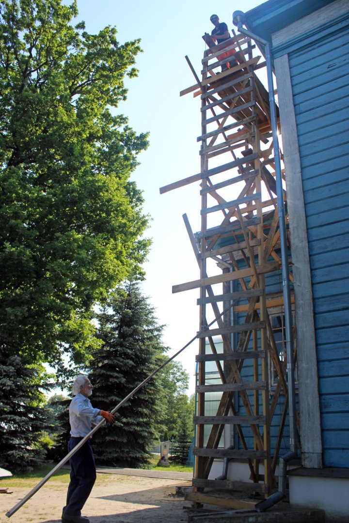 Батюшка с прихожанами в деревне Берёза под Кобрином пытаются восстановить уникальный храм, где есть два престольных праздника и памятники без останков