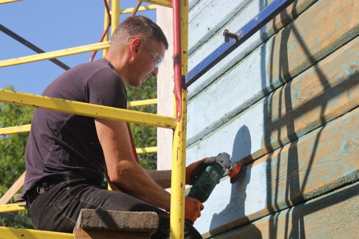 Батюшка с прихожанами в деревне Берёза под Кобрином пытаются восстановить уникальный храм, где есть два престольных праздника и памятники без останков