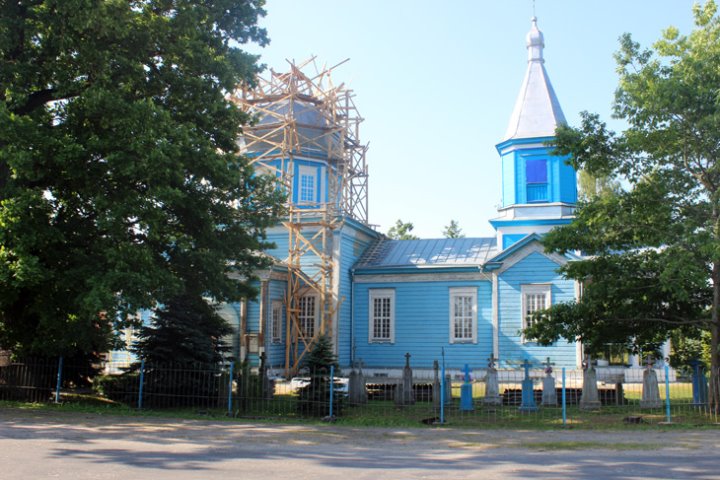 Батюшка с прихожанами в деревне Берёза под Кобрином пытаются восстановить уникальный храм, где есть два престольных праздника и памятники без останков
