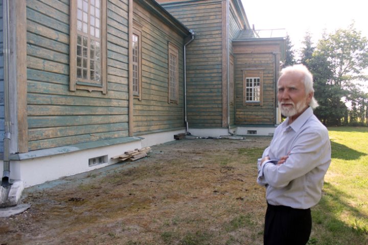 Батюшка с прихожанами в деревне Берёза под Кобрином пытаются восстановить уникальный храм, где есть два престольных праздника и памятники без останков