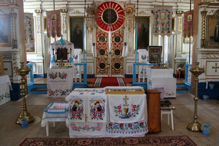 Батюшка с прихожанами в деревне Берёза под Кобрином пытаются восстановить уникальный храм, где есть два престольных праздника и памятники без останков