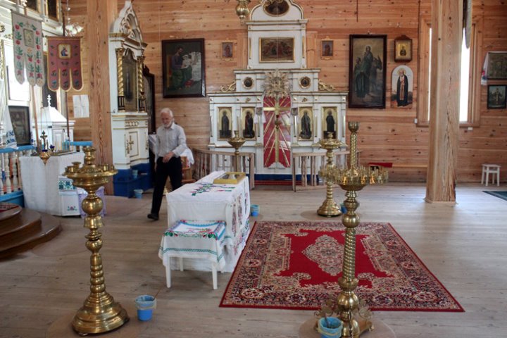 Батюшка с прихожанами в деревне Берёза под Кобрином пытаются восстановить уникальный храм, где есть два престольных праздника и памятники без останков