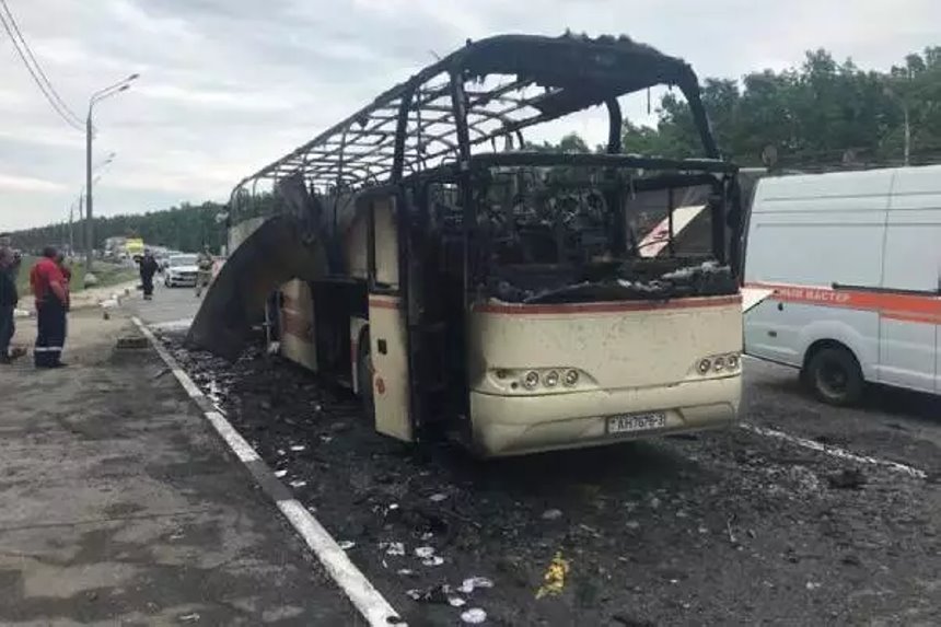 Туравтобус из Беларуси сгорел на трассе «Дон» в Липецкой области