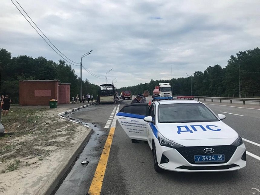 Туравтобус из Беларуси сгорел на трассе «Дон» в Липецкой области