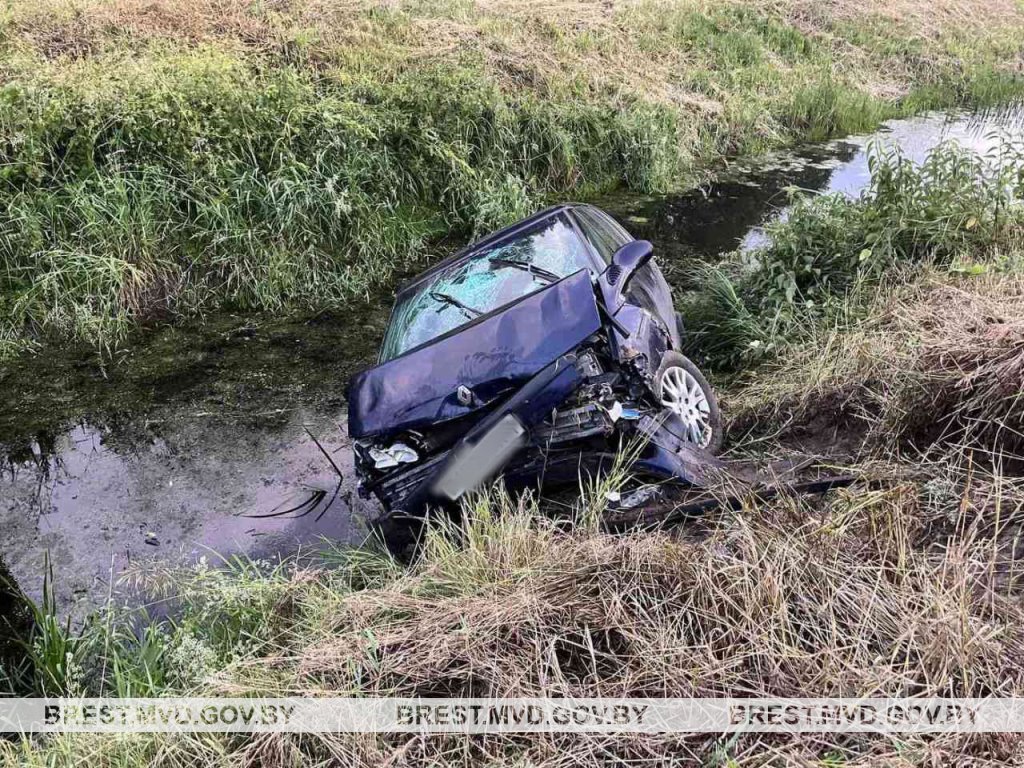 Под Брестом машина вылетела в мелиоративный канал
