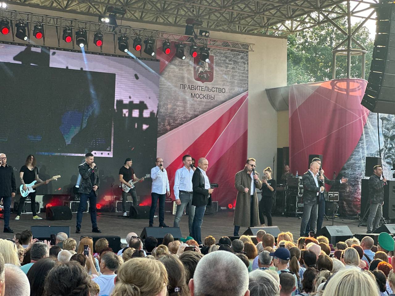 Тысячи брестчан сейчас в Парке культуры и отдыха на концерте арт-группы Хор Турецкого