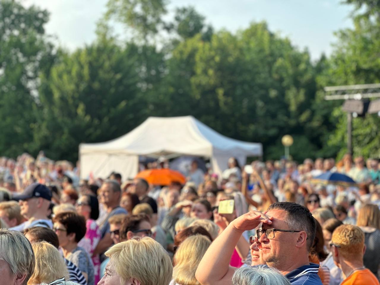 Тысячи брестчан сейчас в Парке культуры и отдыха на концерте арт-группы Хор Турецкого