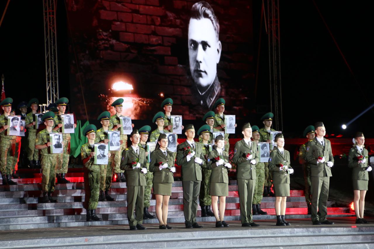 Митинг-реквием проходит в Брестской крепости