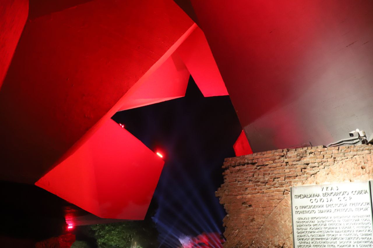 Митинг-реквием проходит в Брестской крепости