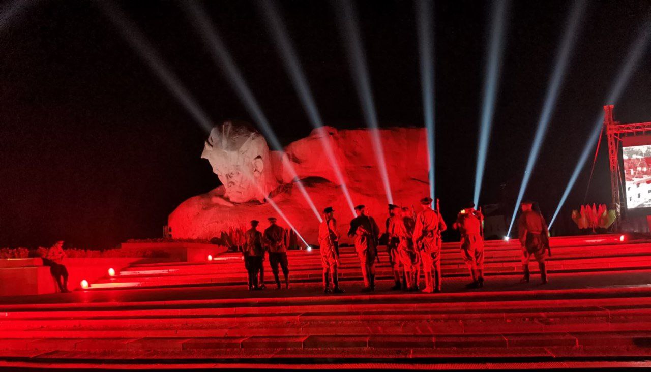 Митинг-реквием проходит в Брестской крепости