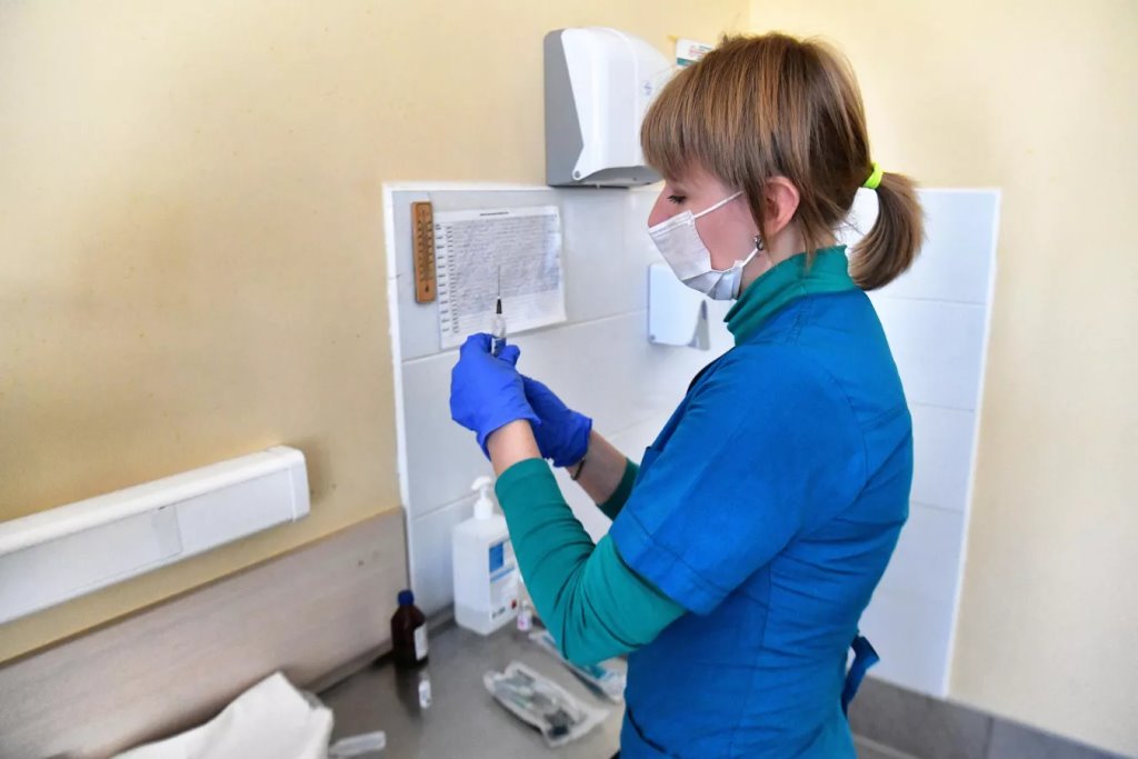 Минтруд назвал должности, на которые будут без ограничений брать иностранцев