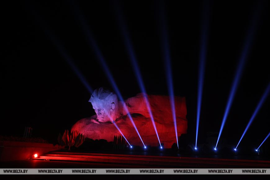 Митинг-реквием проходит в Брестской крепости