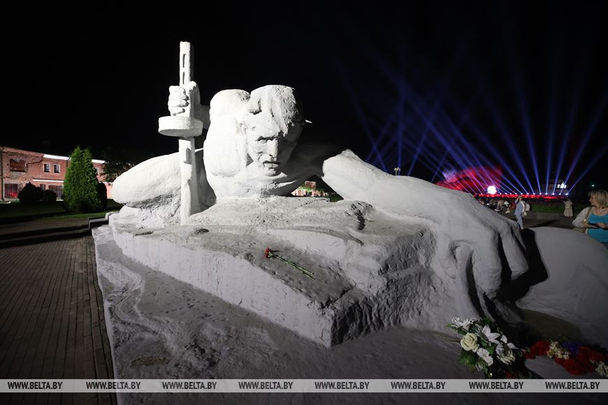 Митинг-реквием проходит в Брестской крепости