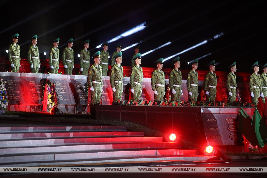 Митинг-реквием проходит в Брестской крепости