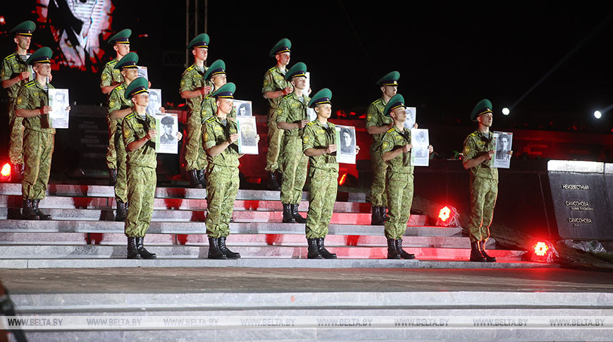 Митинг-реквием проходит в Брестской крепости
