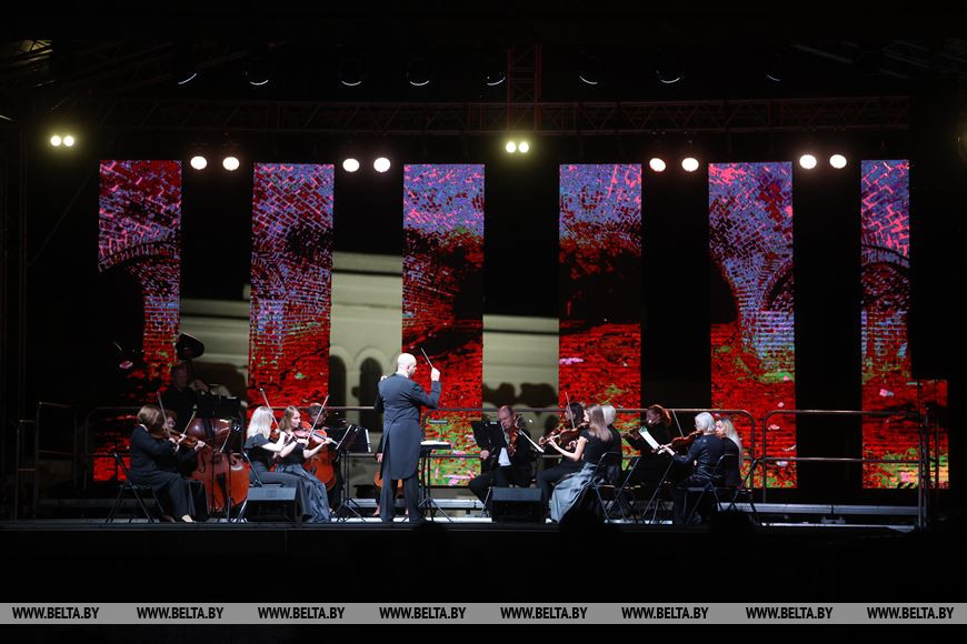 Митинг-реквием проходит в Брестской крепости