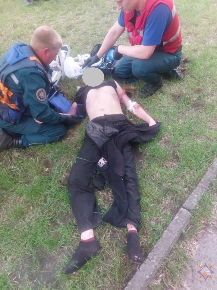 В Бресте на ул. Дубровской произошел пожар в квартире. Работники МЧС спасли мужчину