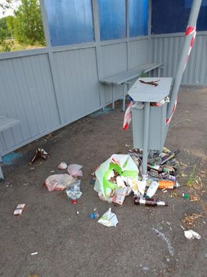 В Барановичах на остановке полгода не убирали мусор