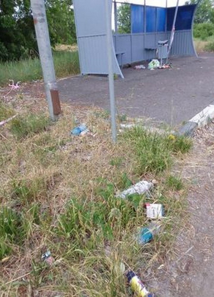 В Барановичах на остановке полгода не убирали мусор