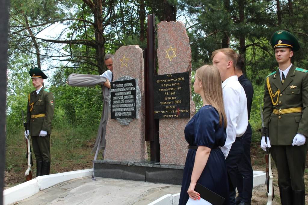 В Пинском районе открыли обновленный памятный знак на месте массового захоронения жертв войны