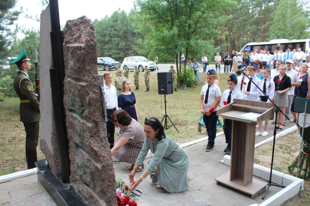 В Пинском районе открыли обновленный памятный знак на месте массового захоронения жертв войны