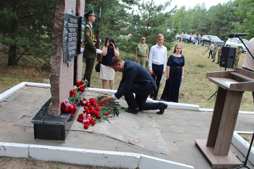 В Пинском районе открыли обновленный памятный знак на месте массового захоронения жертв войны
