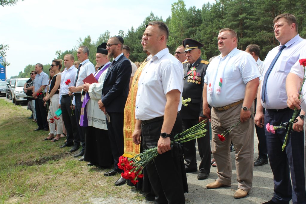 В Пинском районе открыли обновленный памятный знак на месте массового захоронения жертв войны