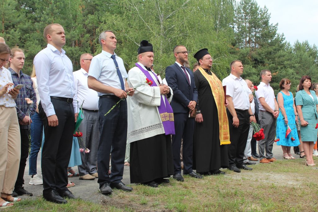 В Пинском районе открыли обновленный памятный знак на месте массового захоронения жертв войны
