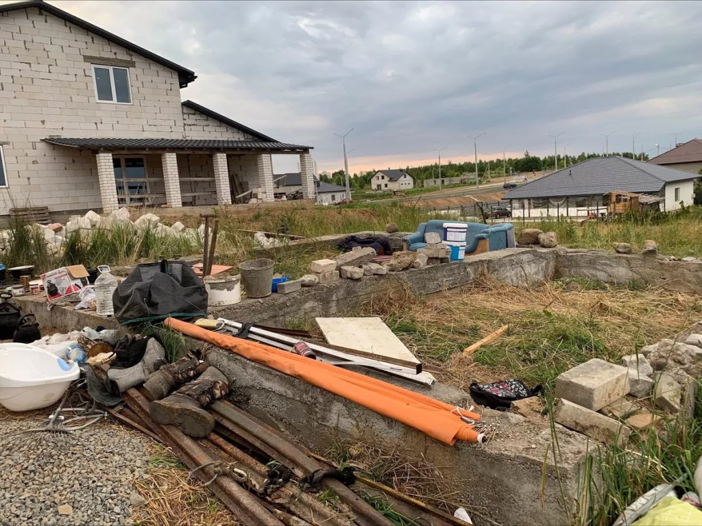 Шокируют соседей, а прогнать нельзя: семья бомжей поселилась прямо на улице