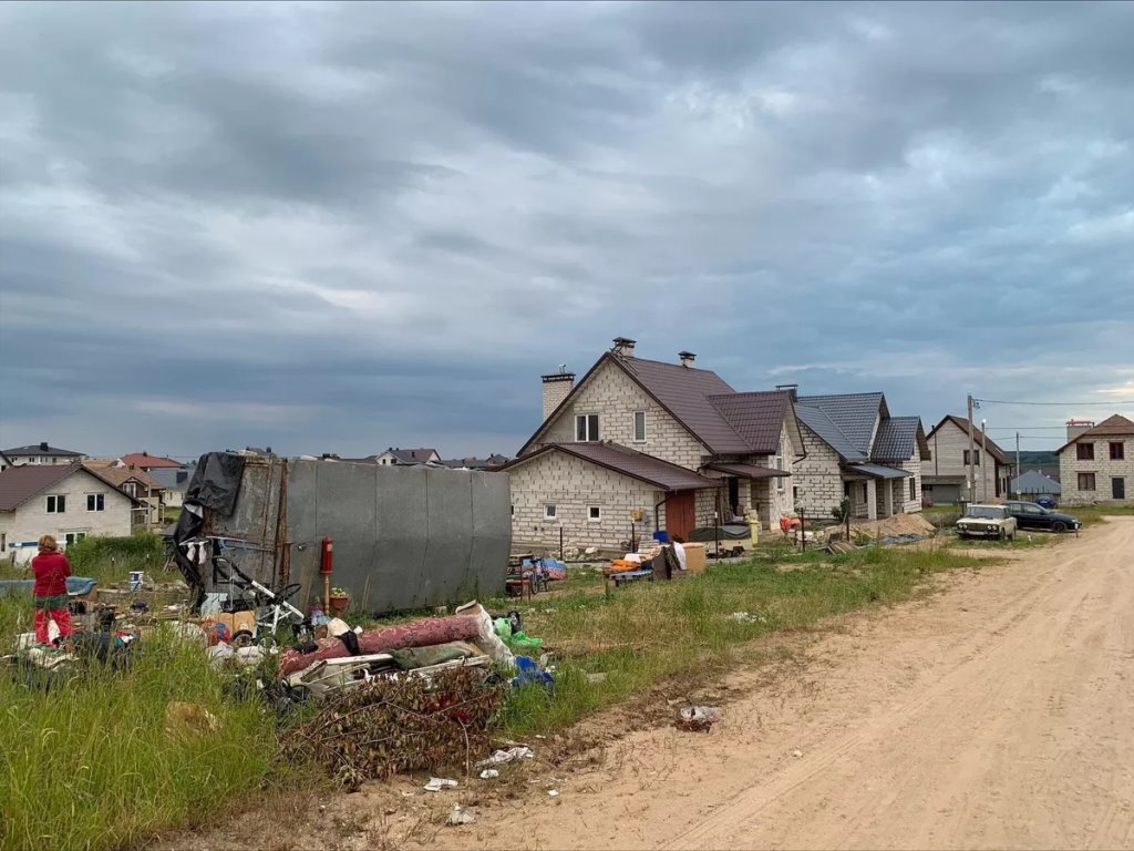 Шокируют соседей, а прогнать нельзя: семья бомжей поселилась прямо на улице