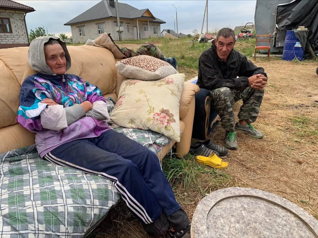 Шокируют соседей, а прогнать нельзя: семья бомжей поселилась прямо на улице