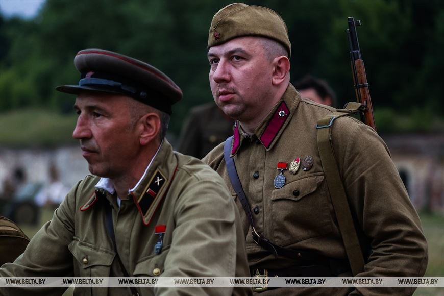 Около 250 белорусских и зарубежных реконструкторов воссоздали эпизоды обороны Брестской крепости