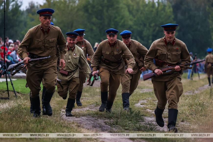 Около 250 белорусских и зарубежных реконструкторов воссоздали эпизоды обороны Брестской крепости