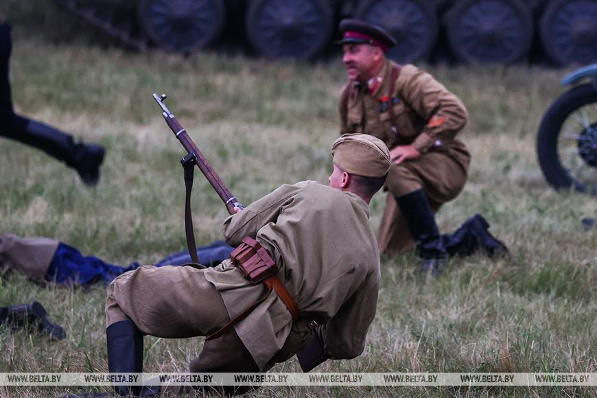 Около 250 белорусских и зарубежных реконструкторов воссоздали эпизоды обороны Брестской крепости